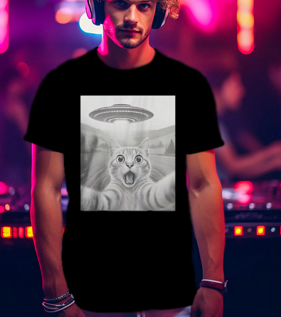 Cat Selfie UFO Encounter Funny Alien Theme T-Shirt