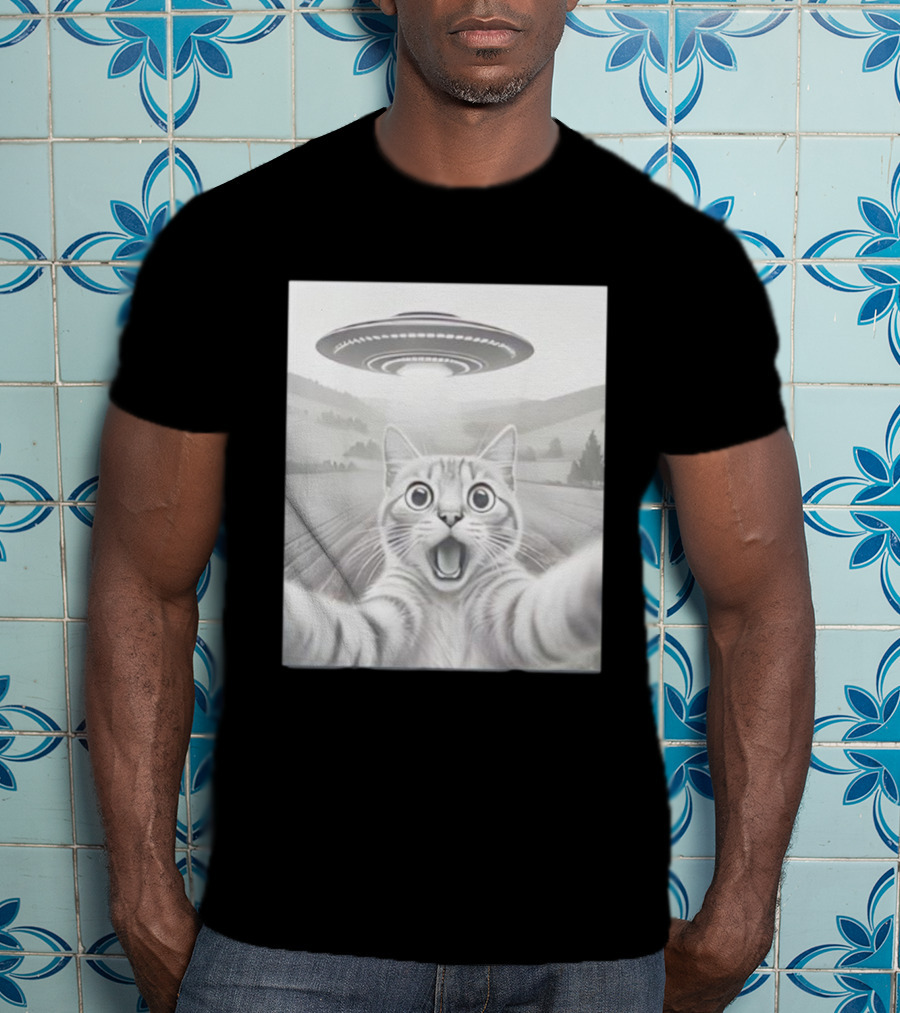 Cat Selfie UFO Encounter Funny Alien Theme T-Shirt