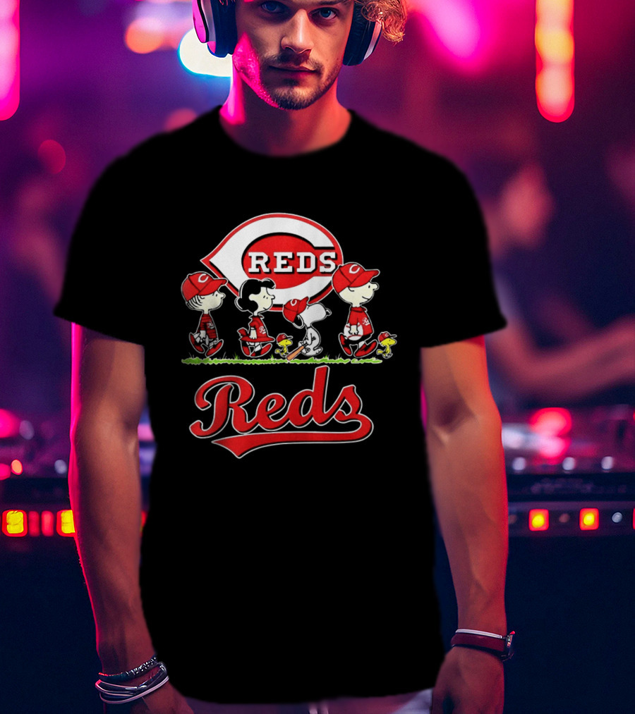 Snoopy Charlie Brown Linus Lucy Cincinnati Reds Baseball T-Shirt