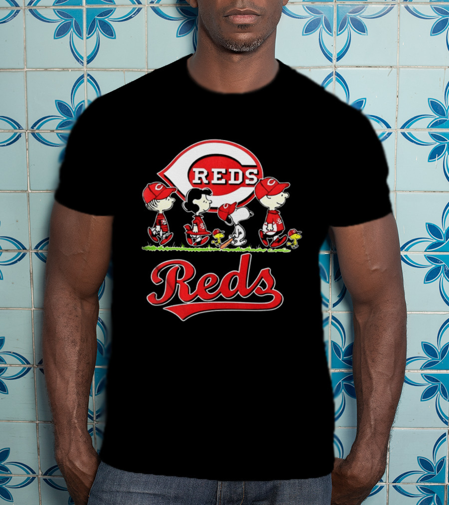 Snoopy Charlie Brown Linus Lucy Cincinnati Reds Baseball T-Shirt