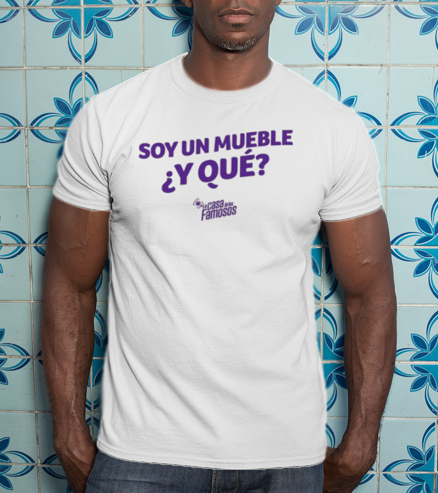 Soy Un Mueble ¿Y Qué? By La Casa De Los Famosos T-Shirt