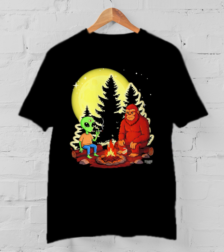 Bigfoot And Alien Campfire Night Under Full Moon T-Shirt