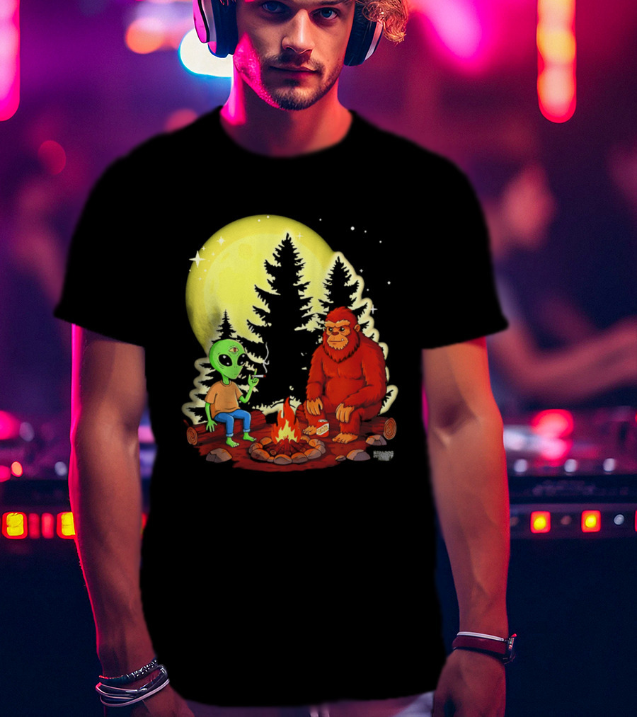 Bigfoot And Alien Campfire Night Under Full Moon T-Shirt