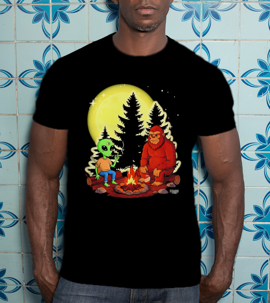 Bigfoot And Alien Campfire Night Under Full Moon T-Shirt
