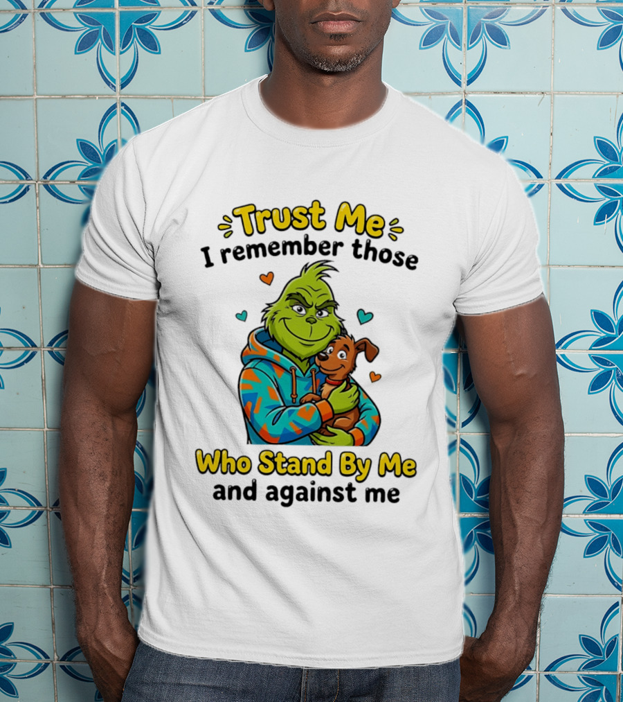 Trust Me I Remember Those Who Stand By Me And Against Me Grinch Hugging Dog T-Shirt