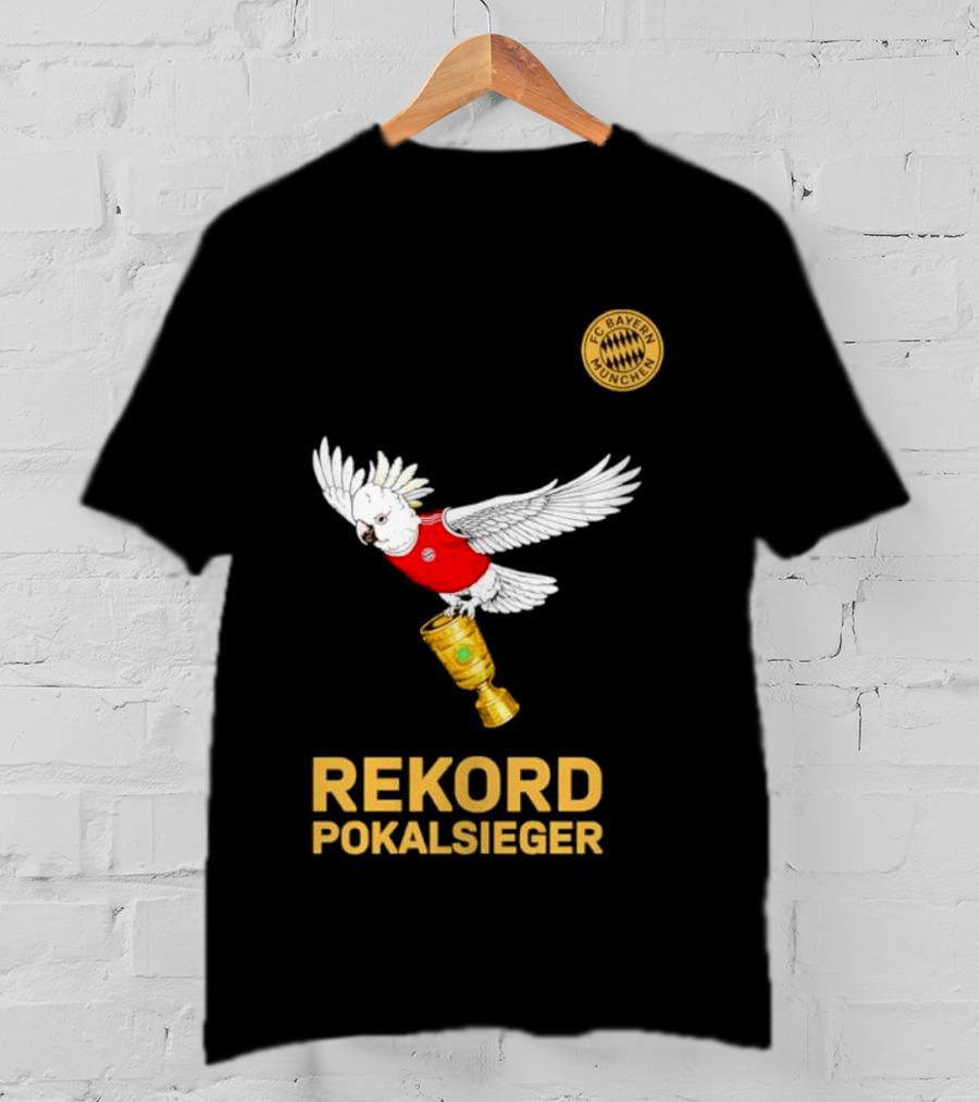 FC Bayern Munchen Rekord Pokalsieger Cockatoo With Trophy T-Shirt