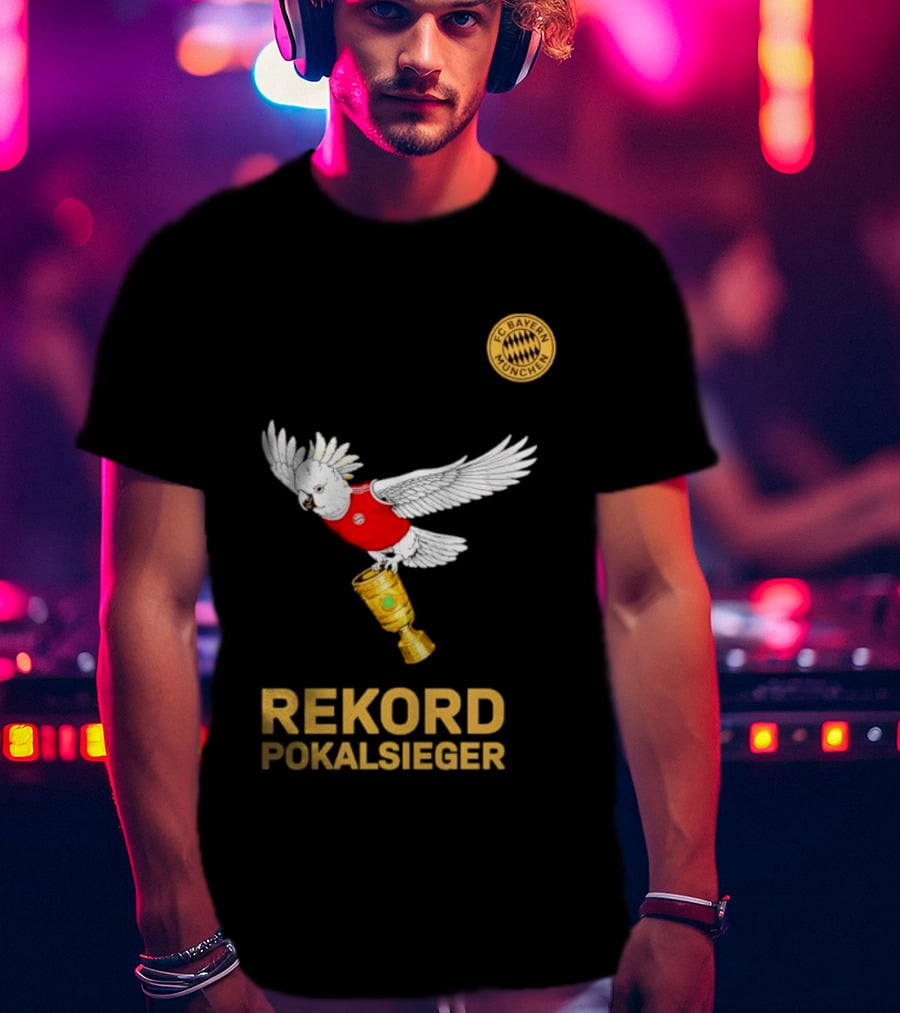 FC Bayern Munchen Rekord Pokalsieger Cockatoo With Trophy T-Shirt
