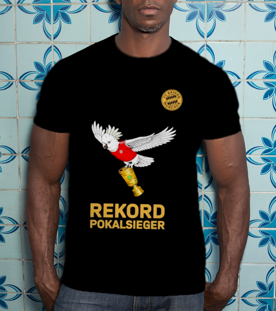 FC Bayern Munchen Rekord Pokalsieger Cockatoo With Trophy T-Shirt