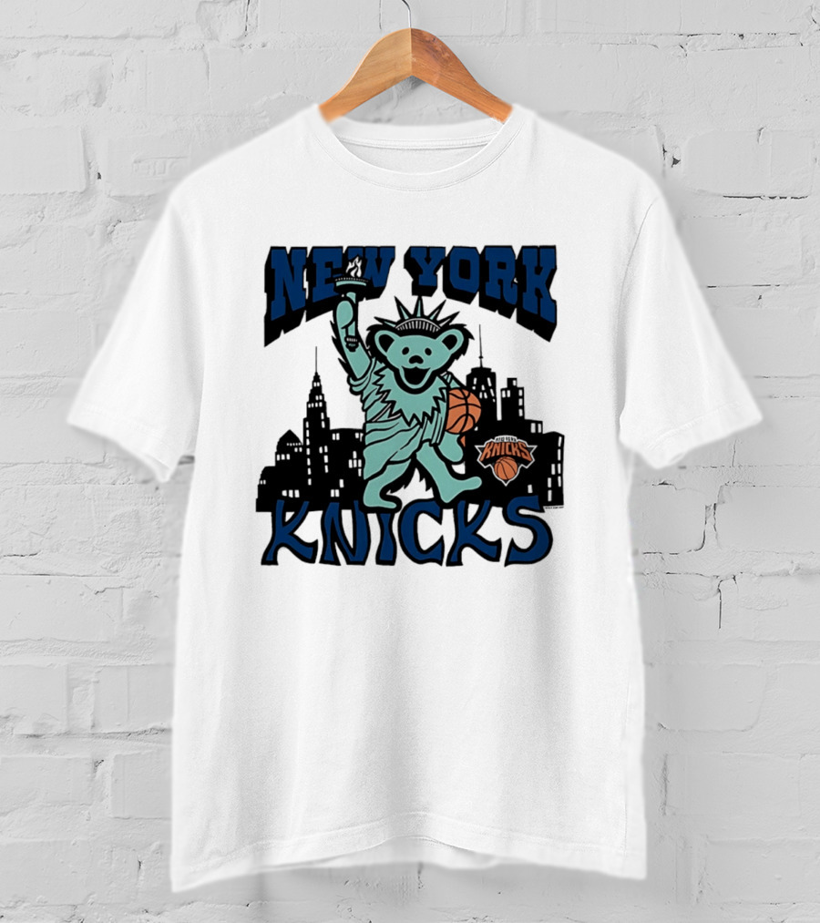 New York Knicks Bear Statue Of Liberty Basketball Skyline T-Shirt