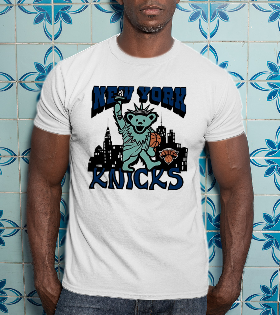 New York Knicks Bear Statue Of Liberty Basketball Skyline T-Shirt