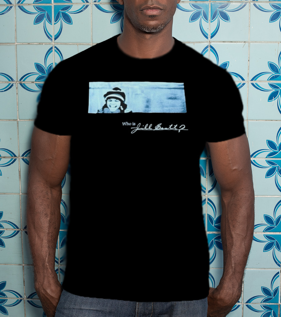 Jill Scott Smiling With Beanie And Scarf T-Shirt