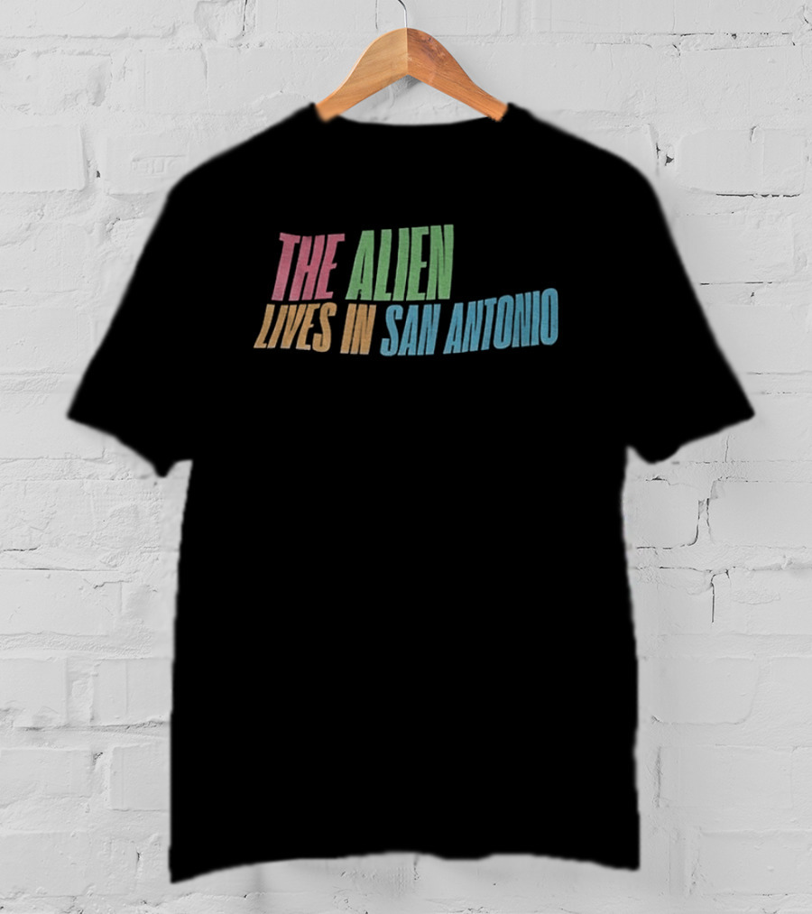 The Alien Lives In San Antonio Spurs Basketball T-Shirt