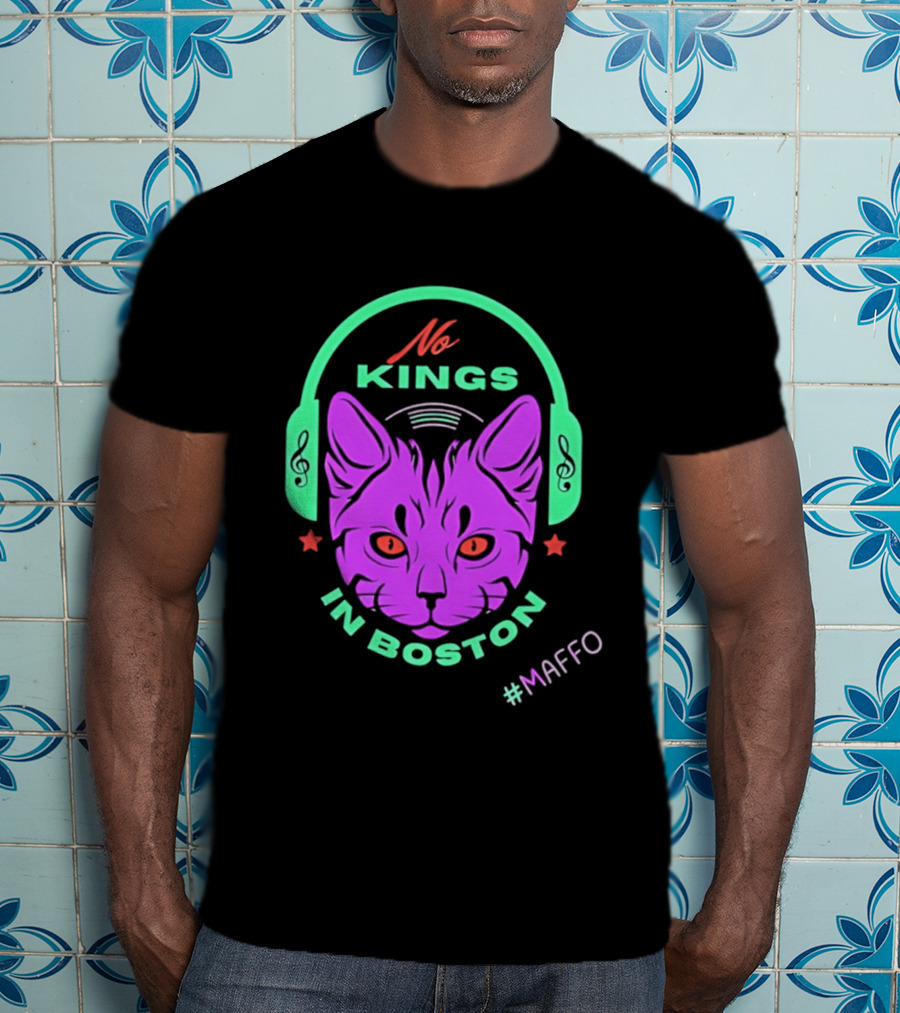 No Kings In Boston Cat With Headphones #Maffo T-Shirt
