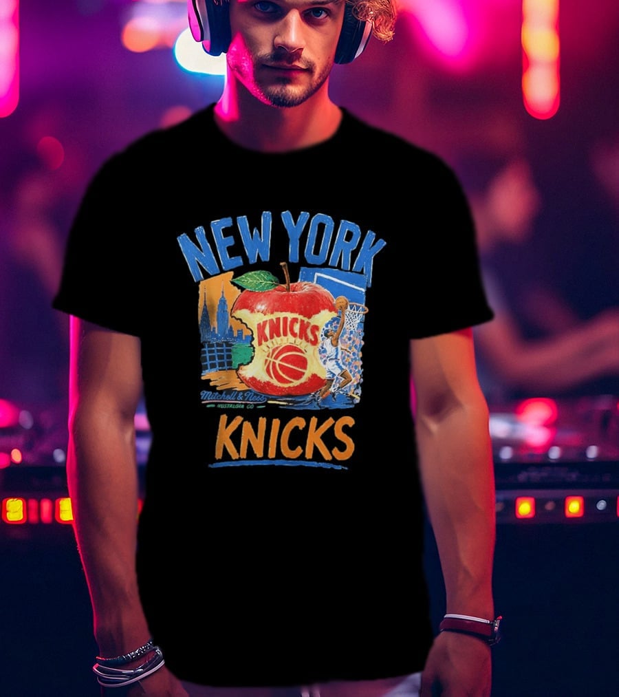 Mitchell & Ness New York Knicks NBA Apple Skyline Basketball Dunk Scene T-Shirt