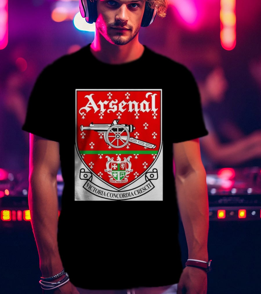 Arsenal FC Victoria Concordia Crescit Deus Per Omnia Crest Featuring Classic Cannon And Shield T-Shirt