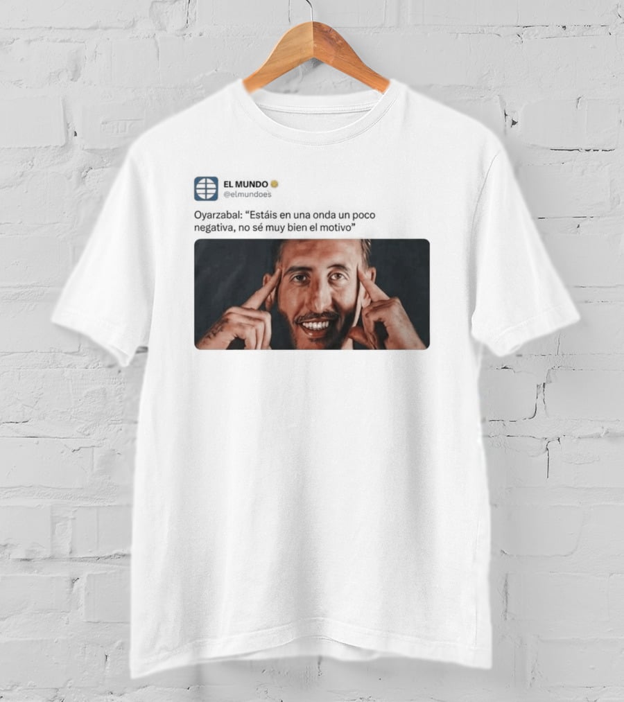 El Mundo Oyarzabal Estais En Una Onda Un Poco Negativa Sonriente Hombre T-Shirt