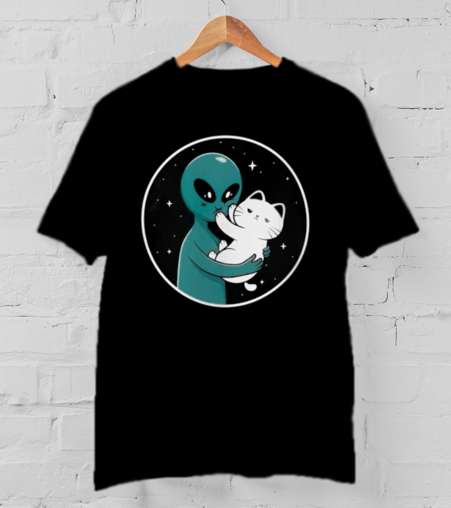 Even Aliens Love Cats Space Alien Embracing Kitty T-Shirt