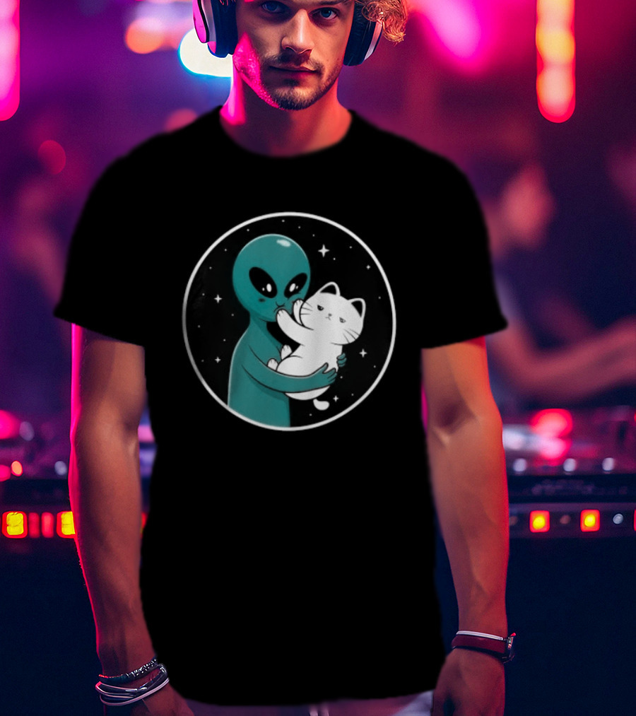 Even Aliens Love Cats Space Alien Embracing Kitty T-Shirt