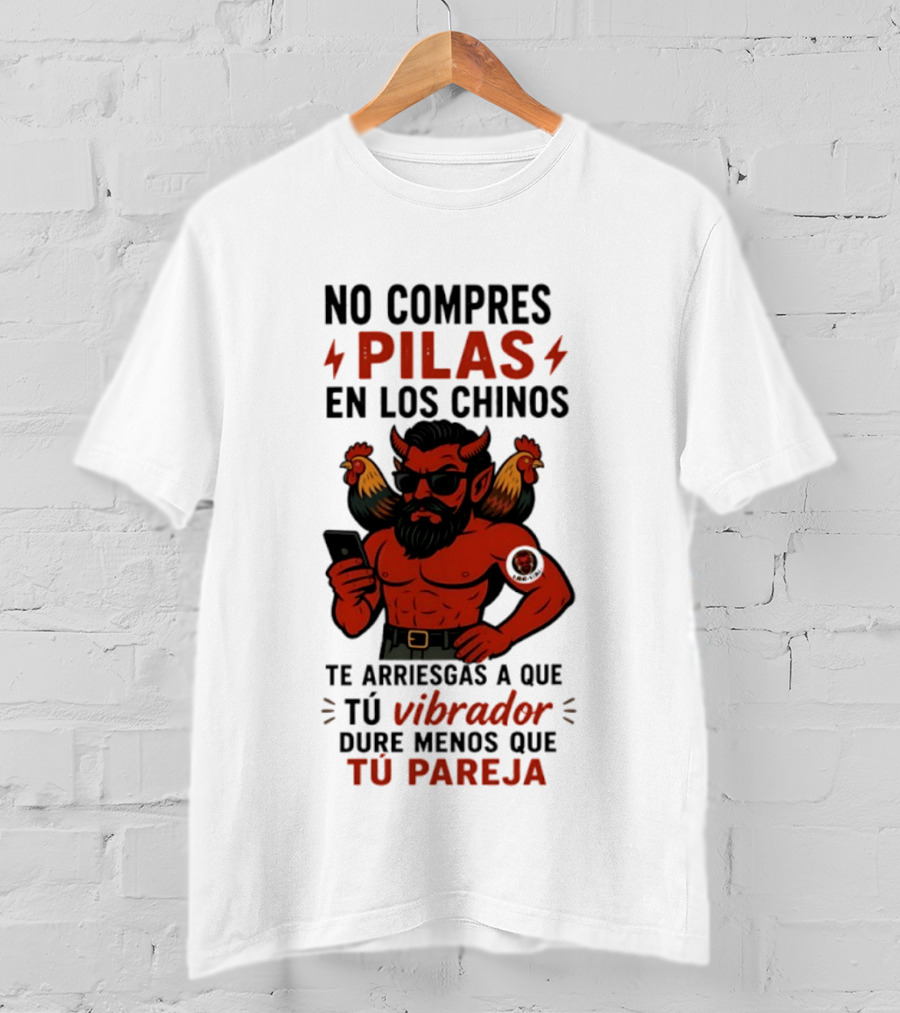 No Compres Pilas En Los Chinos Te Arriesgas A Que Tu Vibrador Dure Menos Que Tu Pareja Demonio Rojo Con Gallos Vibrador Humorístico T-Shirt