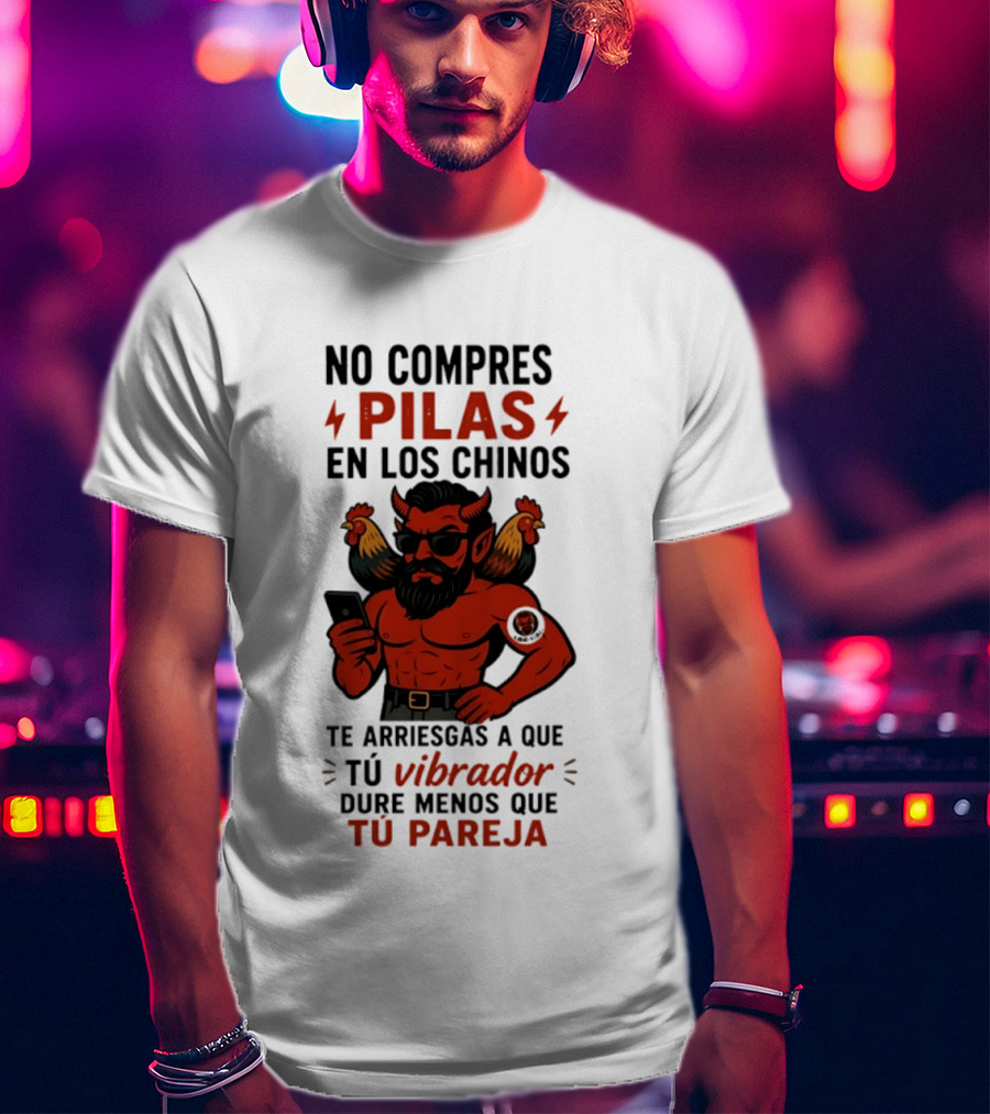 No Compres Pilas En Los Chinos Te Arriesgas A Que Tu Vibrador Dure Menos Que Tu Pareja Demonio Rojo Con Gallos Vibrador Humorístico T-Shirt