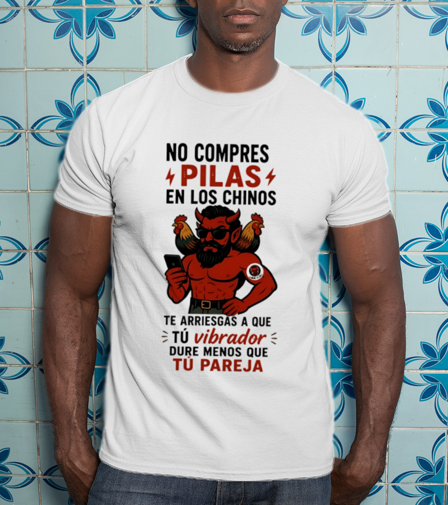 No Compres Pilas En Los Chinos Te Arriesgas A Que Tu Vibrador Dure Menos Que Tu Pareja Demonio Rojo Con Gallos Vibrador Humorístico T-Shirt