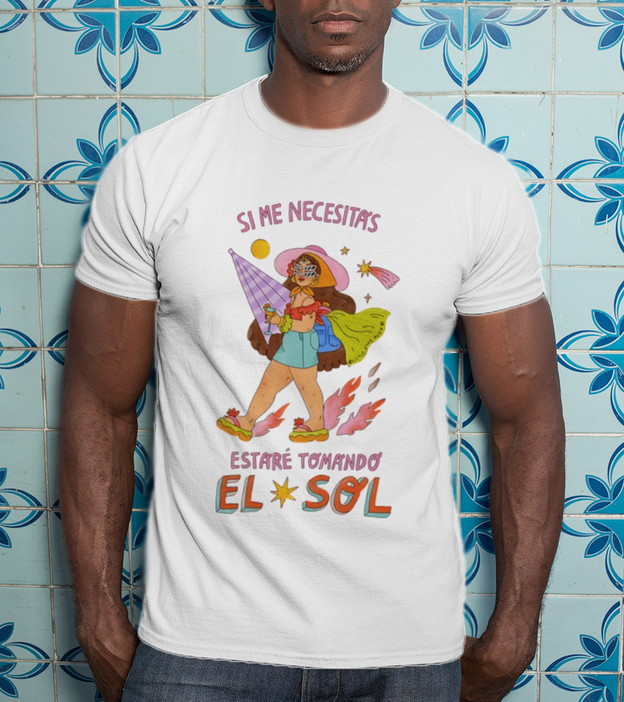 Si Me Necesitas Estaré Tomando El Sol Mujer Con Sombrero De Verano Y Cóctel Retro Vacaciones T-Shirt