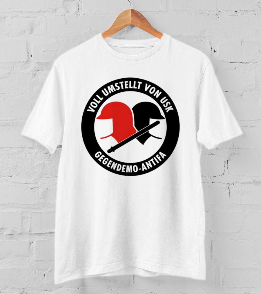 Voll Umstellt Von USK Gegendemo Antifa Helmet T-Shirt