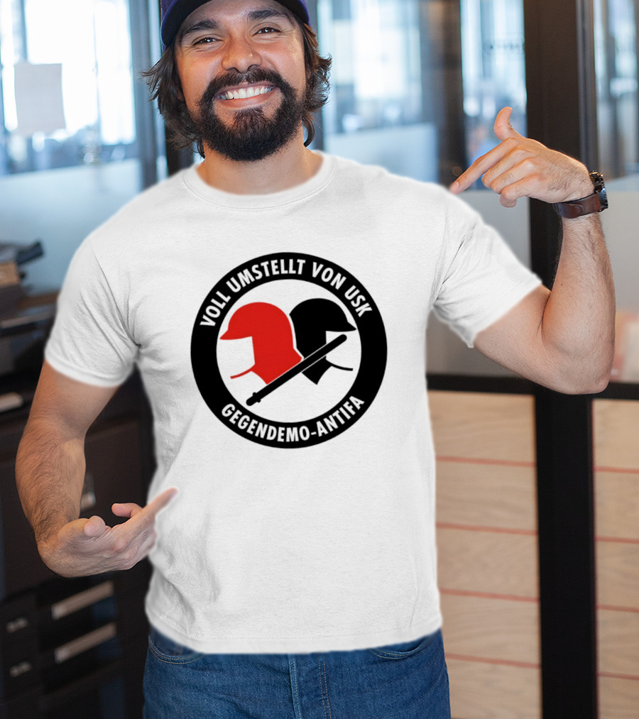 Voll Umstellt Von USK Gegendemo Antifa Helmet T-Shirt