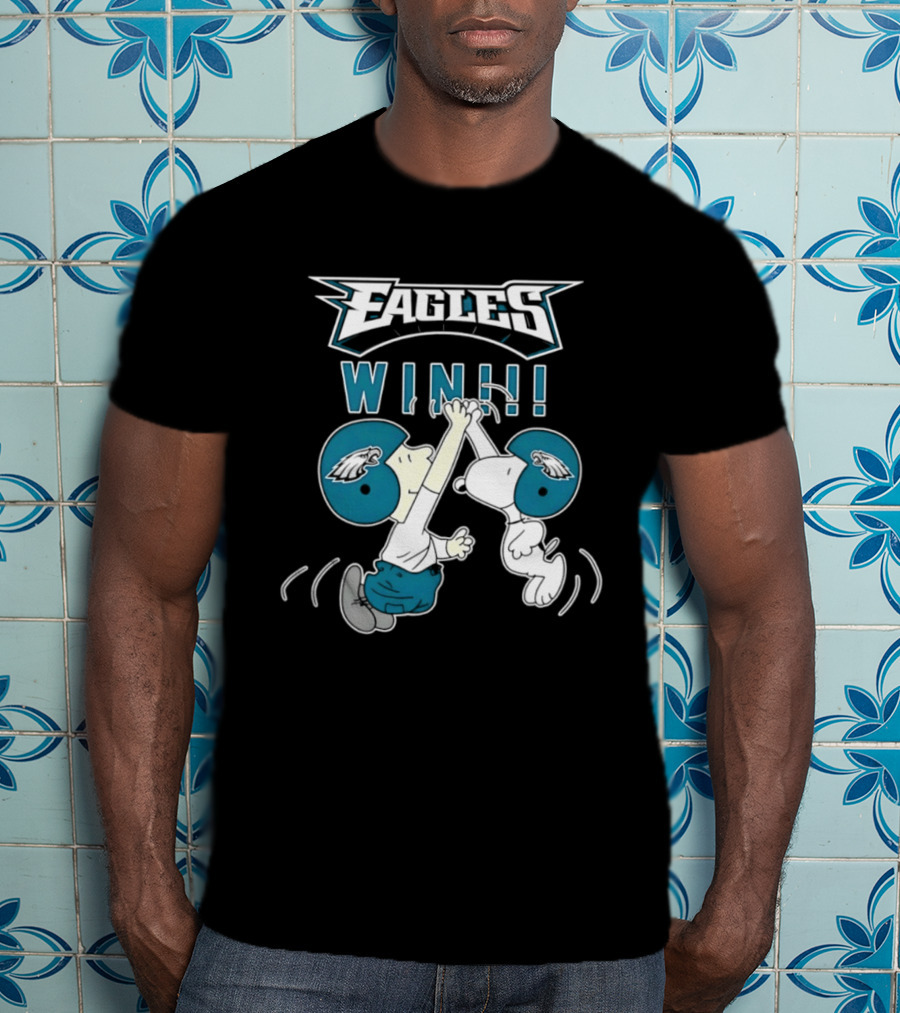 Philadelphia Eagles Win Peanuts Snoopy And Charlie Brown High Five T-Shirt