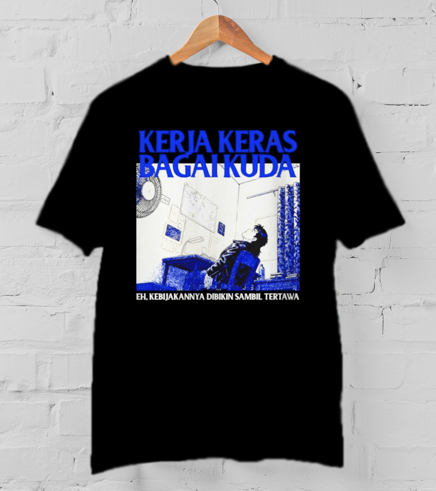 Kerja Keras Bagai Kuda Eh Kebijakannya Dibikin Sambil Tertawa Komik Pria Duduk Meja Dan Layar T-Shirt