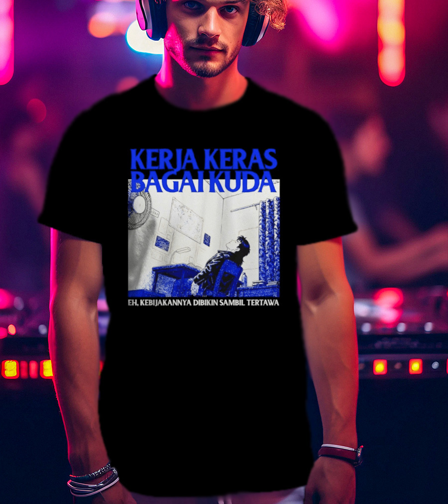 Kerja Keras Bagai Kuda Eh Kebijakannya Dibikin Sambil Tertawa Komik Pria Duduk Meja Dan Layar T-Shirt