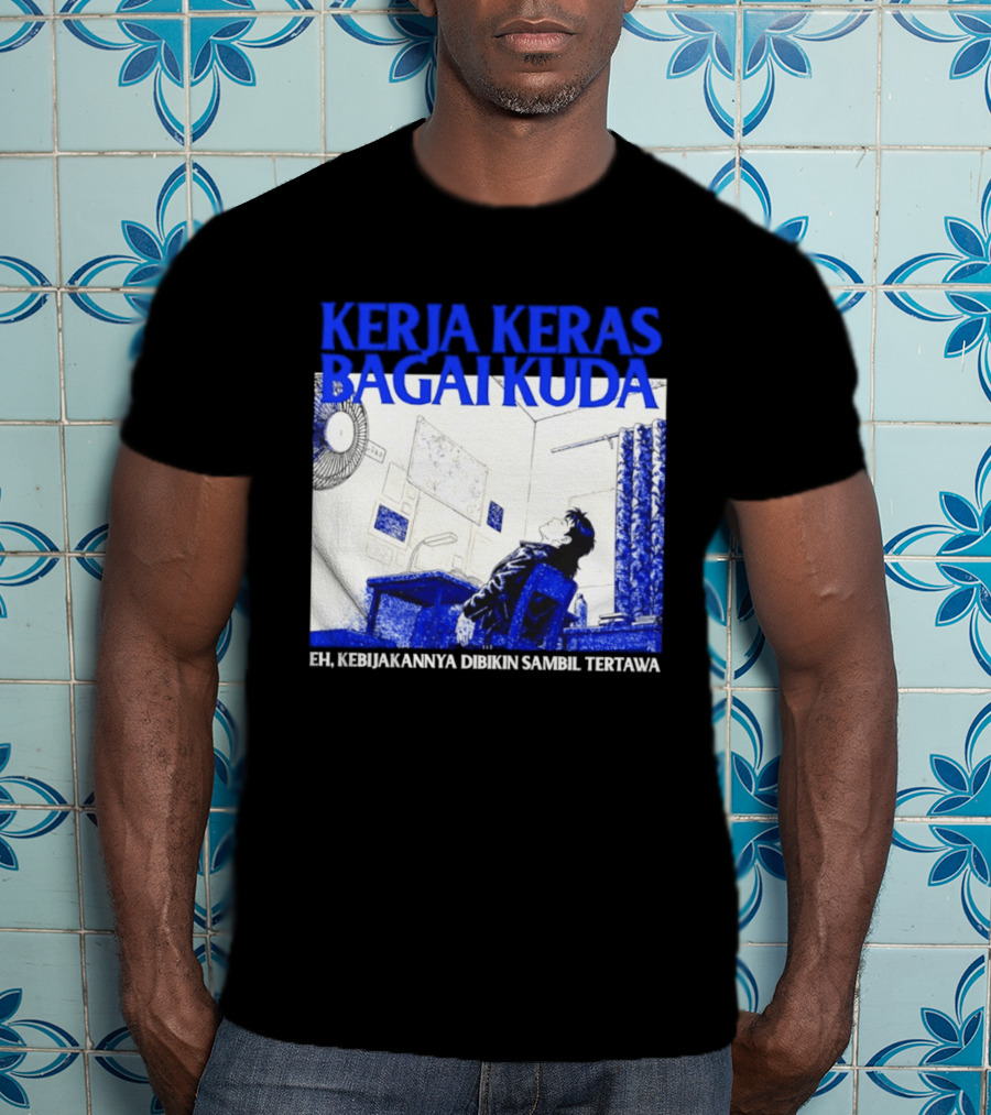 Kerja Keras Bagai Kuda Eh Kebijakannya Dibikin Sambil Tertawa Komik Pria Duduk Meja Dan Layar T-Shirt