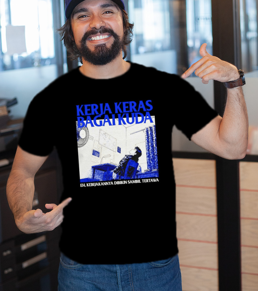 Kerja Keras Bagai Kuda Eh Kebijakannya Dibikin Sambil Tertawa Komik Pria Duduk Meja Dan Layar T-Shirt