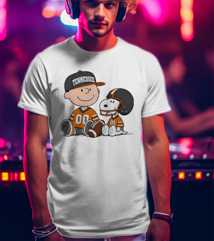 Tennessee Football Charlie Brown Snoopy Peanuts 00 01 T-Shirt