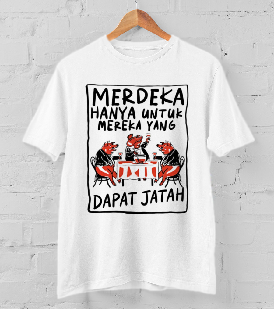 Merdeka Hanya Untuk Mereka Yang Dapat Jatah Empat Babi Berpesta Di Meja Makan T-Shirt