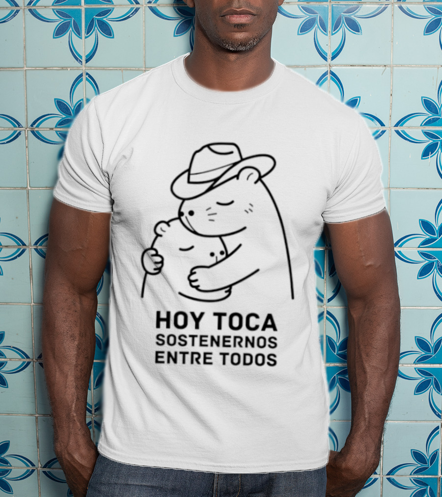 Hoy Toca Sostenernos Entre Todos Bear Hug T-Shirt