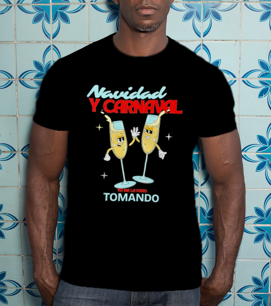 Navidad Y Carnaval Yo Me La Paso Tomando Two Toasting Champagne Glasses T-Shirt