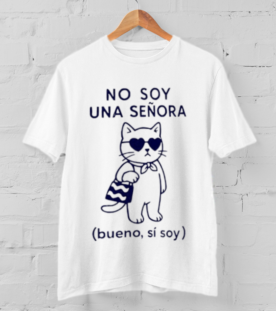 No Soy Una Señora Bueno Sí Soy Cat With Sunglasses And Bag T-Shirt
