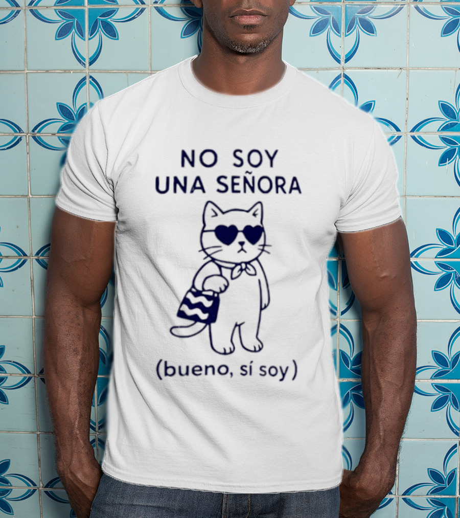 No Soy Una Señora Bueno Sí Soy Cat With Sunglasses And Bag T-Shirt