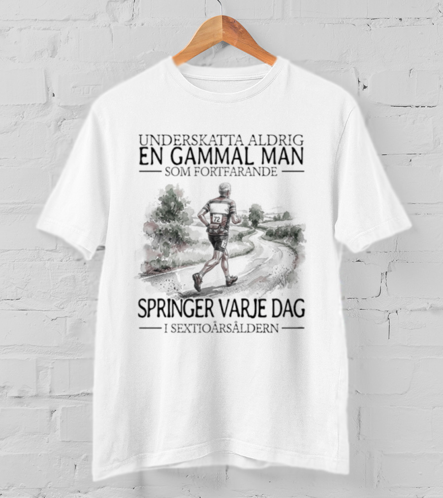 Underskatta Aldrig En Gammal Man Som Fortfarande Springer Varje Dag I Sextioårsåldern T-Shirt