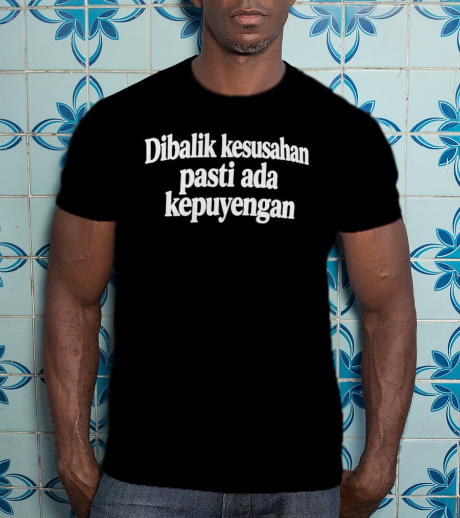 Dibalik Kesusahan Pasti Ada Kepuyengan Humor Indonesia T-Shirt