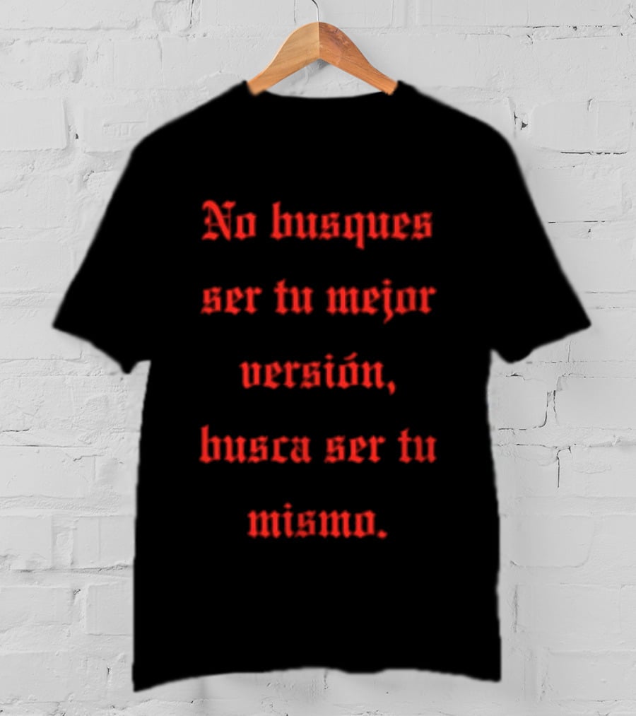 No Busques Ser Tu Mejor Versión Busca Ser Tu Mismo Frase Motivacional Texto Rojo Estilo Gótico T-Shirt