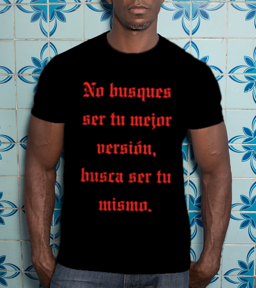 No Busques Ser Tu Mejor Versión Busca Ser Tu Mismo Frase Motivacional Texto Rojo Estilo Gótico T-Shirt