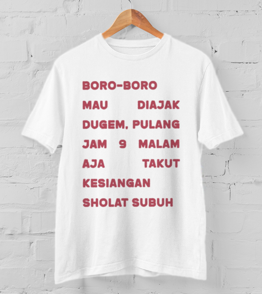 Boro Boro Mau Diajak Dugem Pulang Jam 9 Malam Aja Takut Kesiangan Sholat Subuh Viral Phrase Indonesia T-Shirt