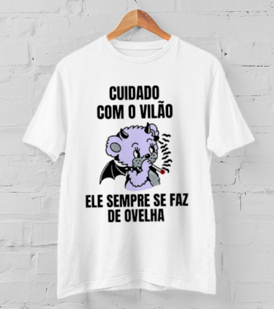 Cuidado Com O Vilão Ele Sempre Se Faz De Ovelha Desenho De Urso Com Asa E Cigarro T-Shirt