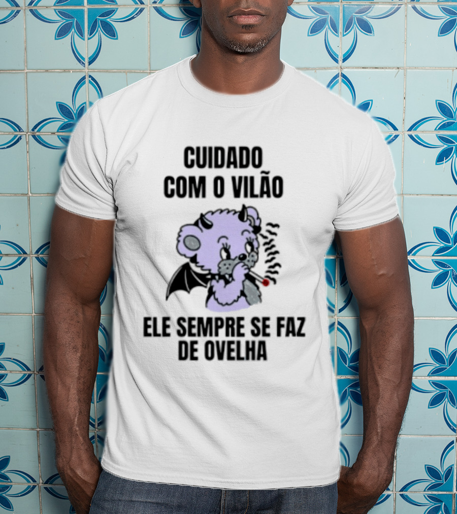 Cuidado Com O Vilão Ele Sempre Se Faz De Ovelha Desenho De Urso Com Asa E Cigarro T-Shirt