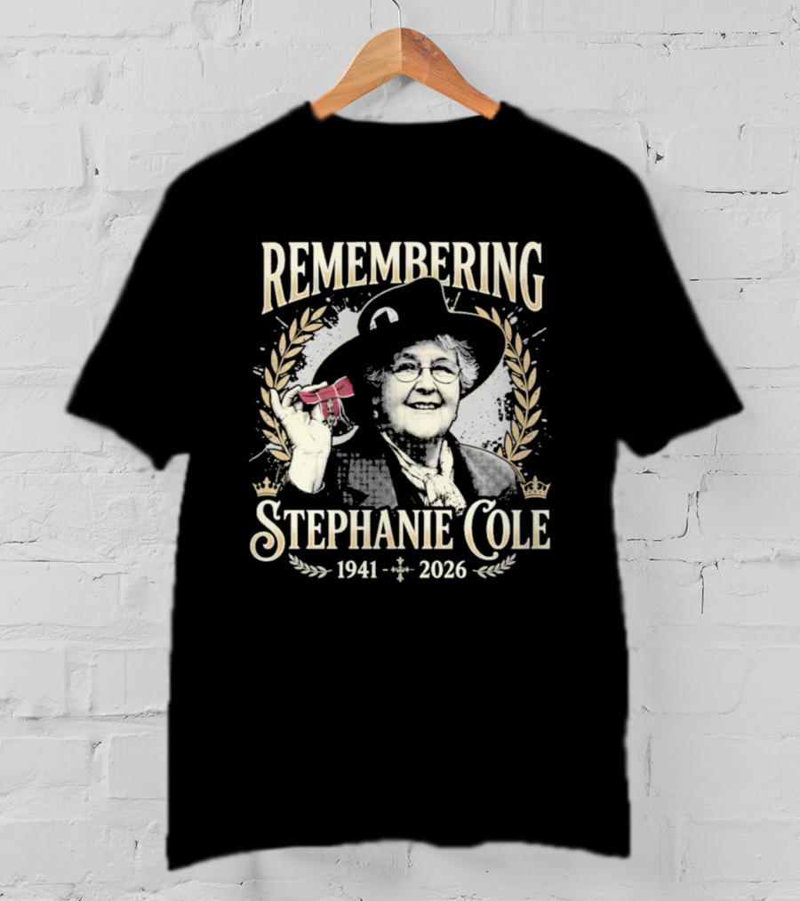 Remembering Stephanie Cole 1941 2026 Red Bow Laurel Wreath T-Shirt