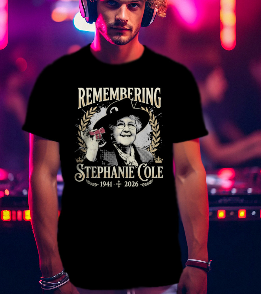 Remembering Stephanie Cole 1941 2026 Red Bow Laurel Wreath T-Shirt