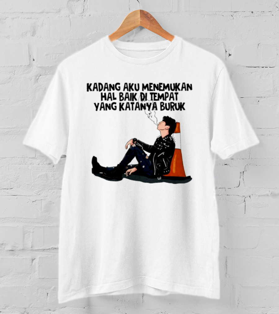 Kadang Aku Menemukan Hal Baik Di Tempat Yang Katanya Buruk Dengan Sosok Beristirahat Di Kursi Oranye T-Shirt