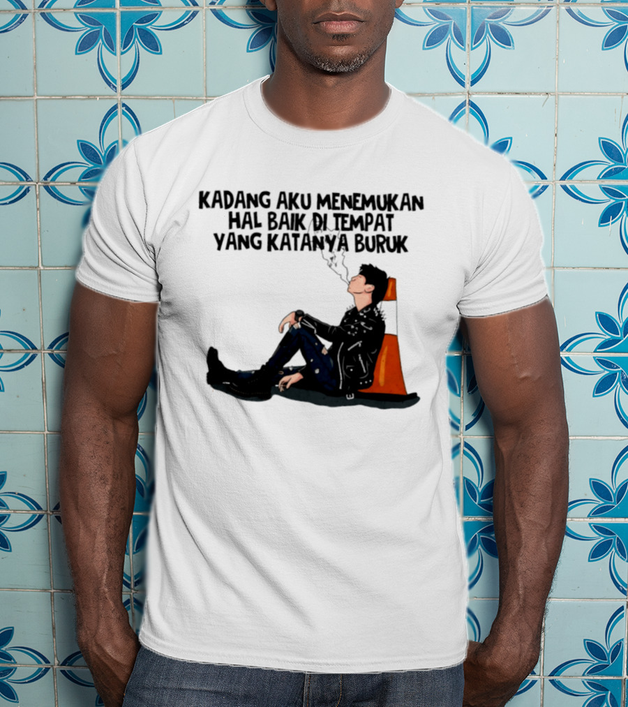 Kadang Aku Menemukan Hal Baik Di Tempat Yang Katanya Buruk Dengan Sosok Beristirahat Di Kursi Oranye T-Shirt